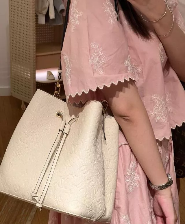 【NéoNoé 中號水桶包】M46526 奶油白／Monogram 壓紋全皮款