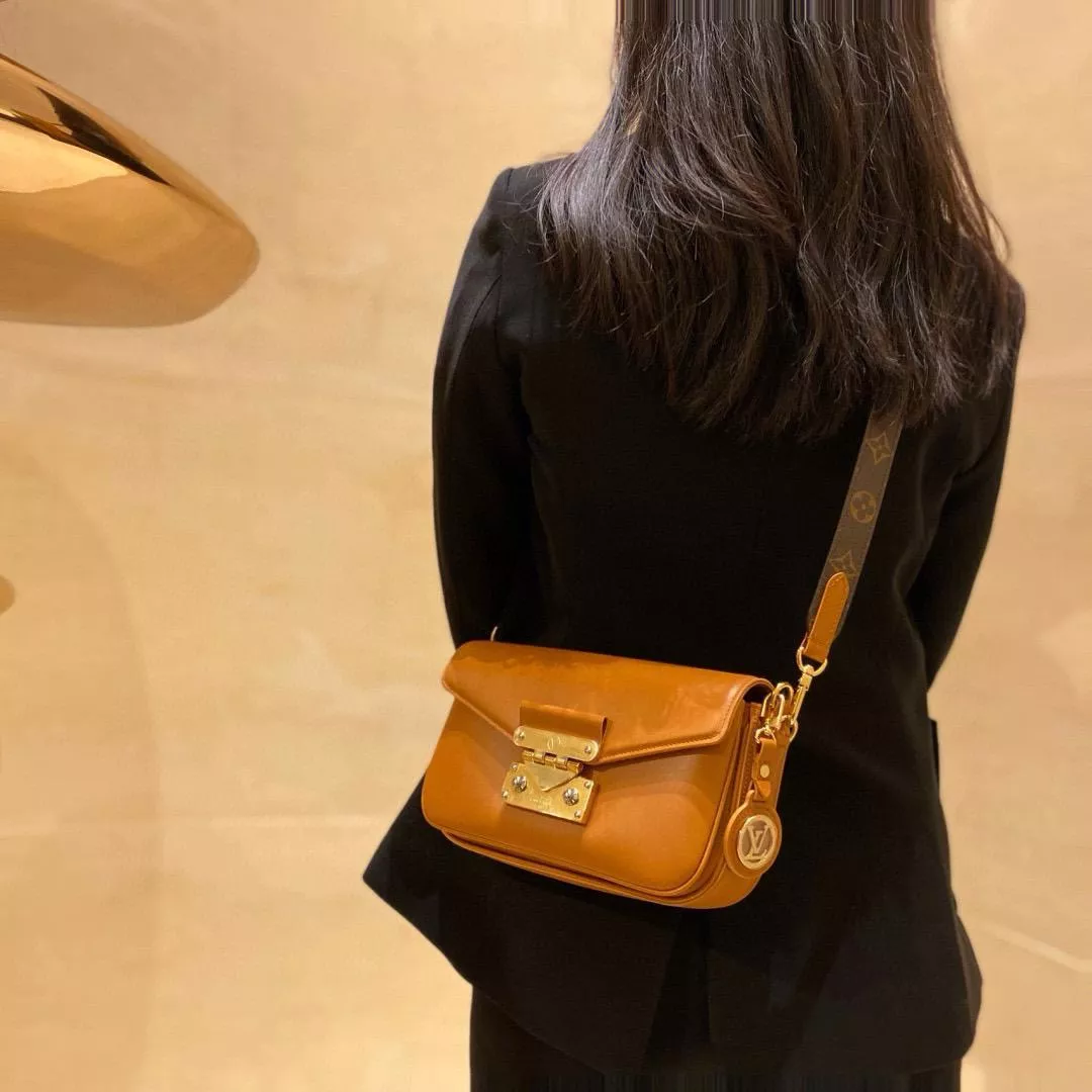 【Swing 郵差包】M20396／芯片款 Monogram 拼皮設計