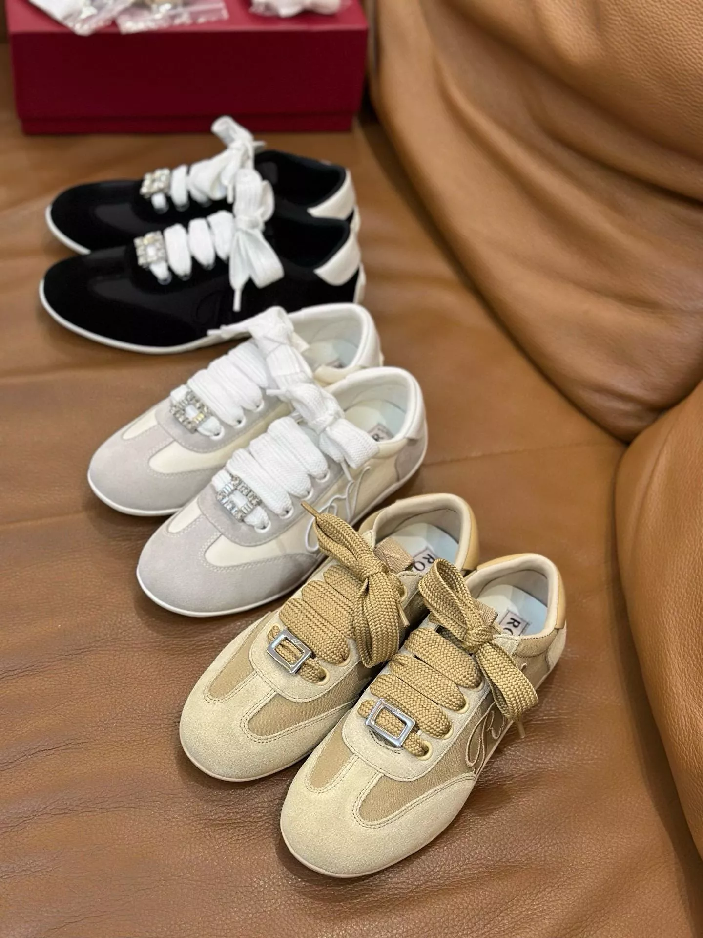 Viv Low 絨面皮革運動休閒鞋 【RV 經典字母德訓鞋】方扣水鑽款／黑色・米色・白色／女款35–39