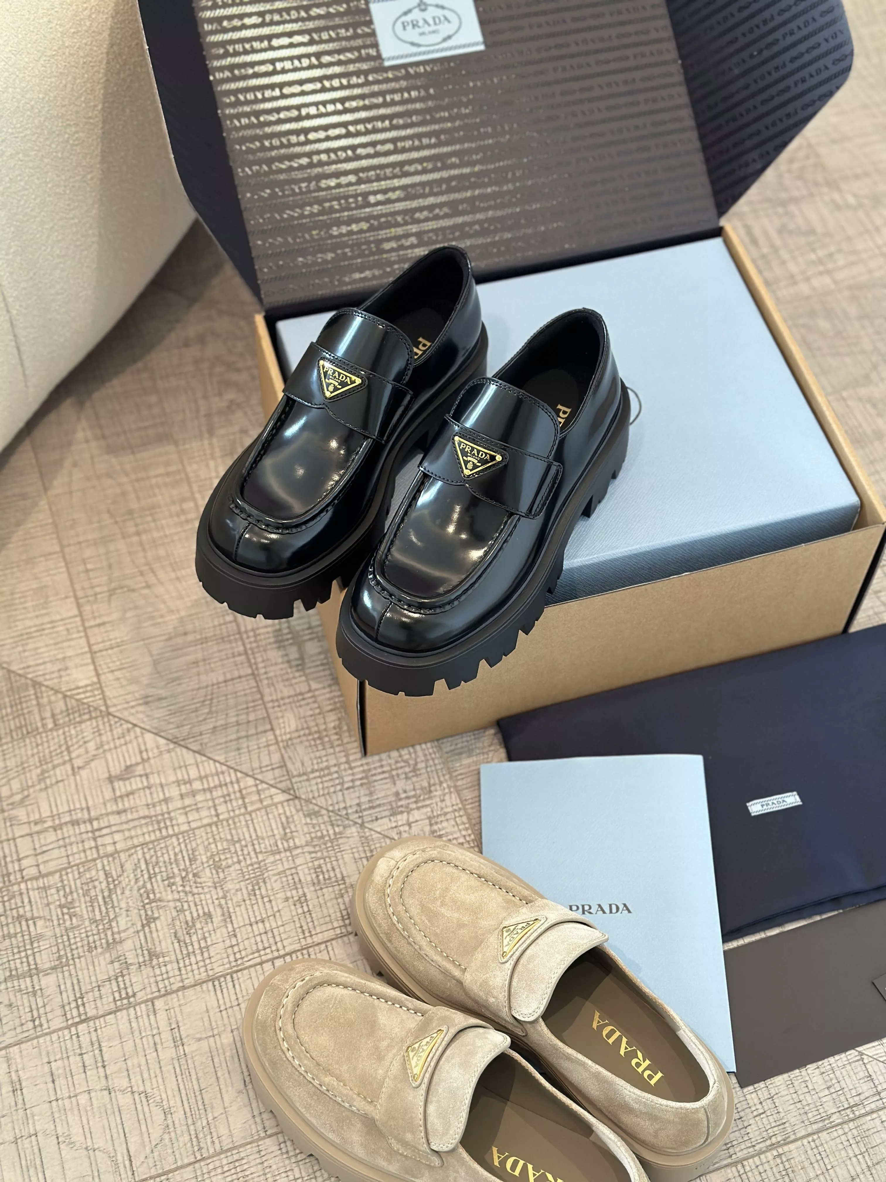 【Prada 厚底樂福鞋】金標設計／黑色・卡其色／女款35–40