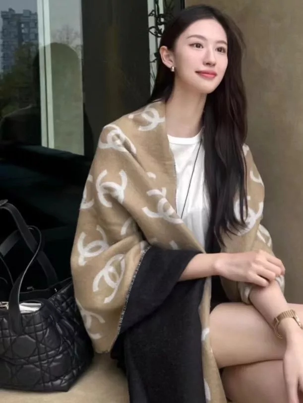Chanel 25B 滿印暈染 Logo 雙面大披肩・奶茶色高級款｜205×68cm