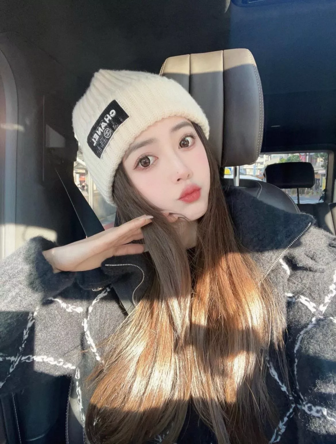 CHANEL 23K 小Logo羊絨冷帽＋針織圍巾套組・米白色純羊絨系列｜帽圍一體款