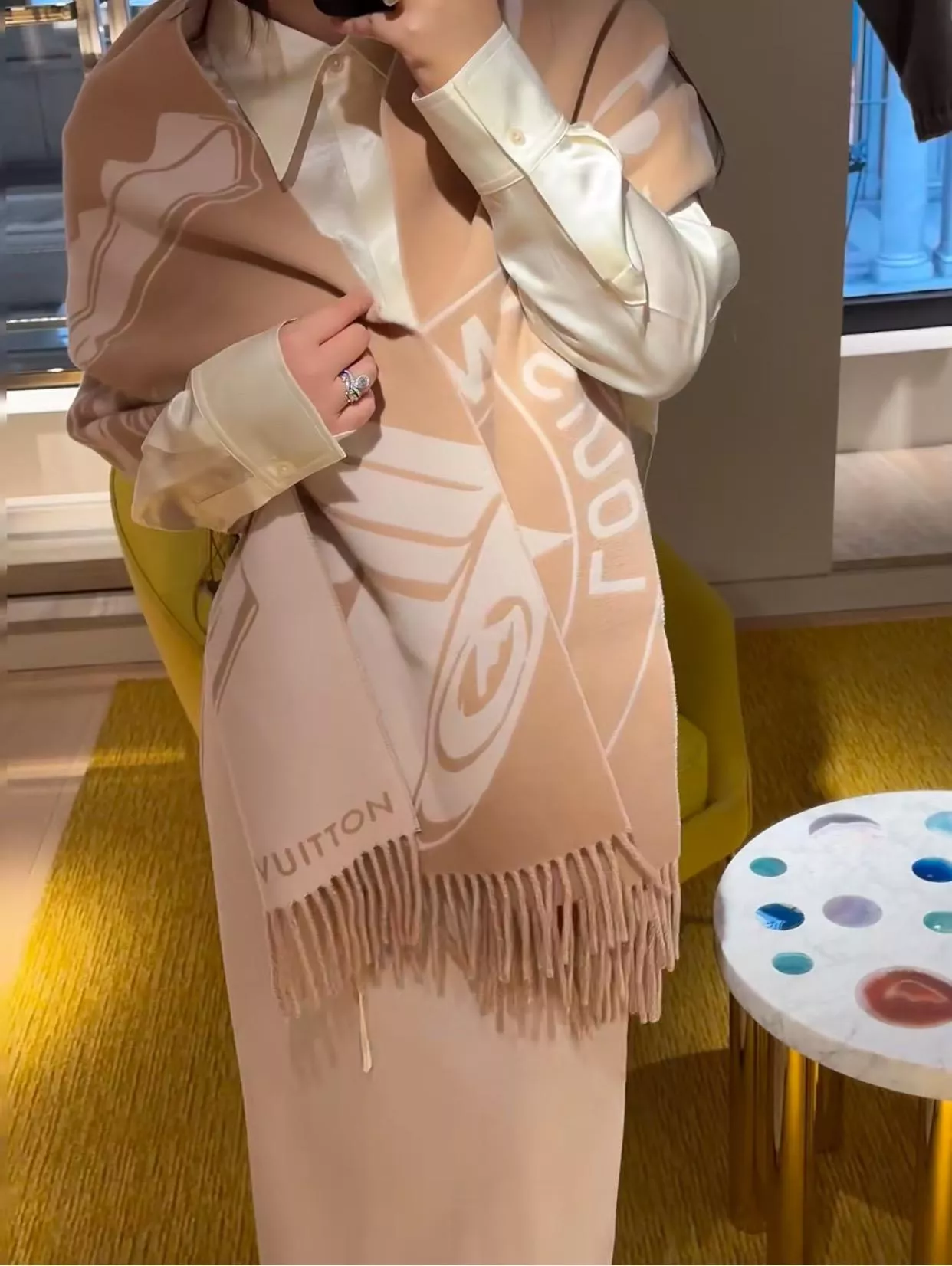 Louis Vuitton 24新季『Lock And Keys 鎖扣披肩』駝色經典款｜215×45cm