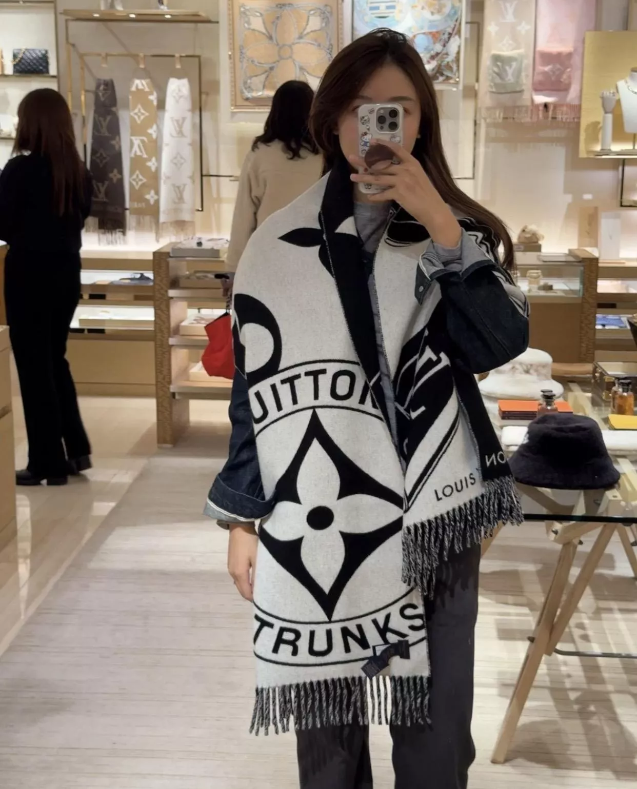 Louis Vuitton 24新季『Lock And Keys 鎖扣披肩』黑色經典款｜215×45cm