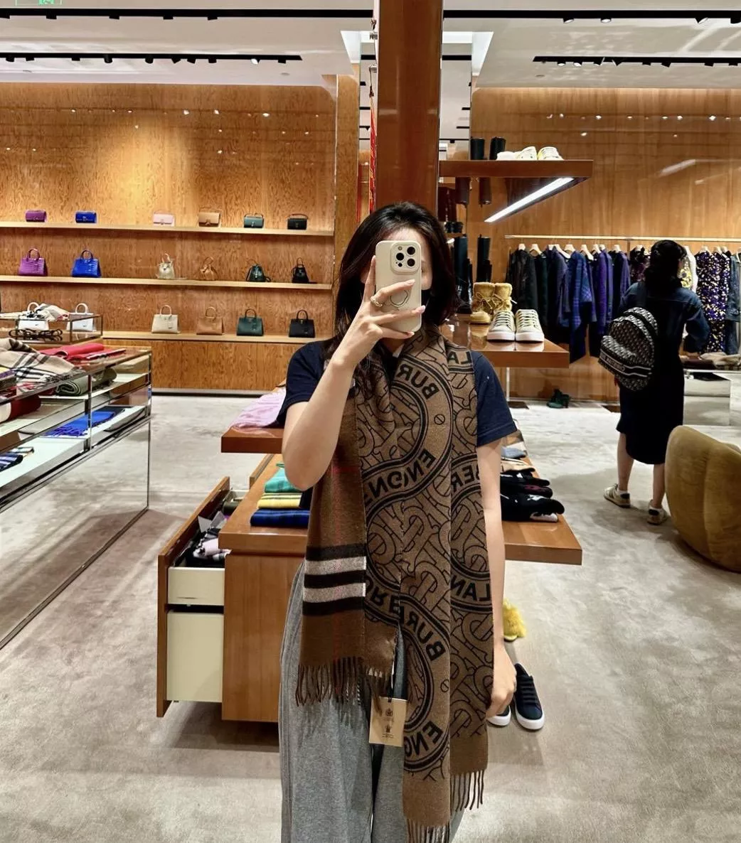 Burberry｜咖色 經典雙面羊絨圍巾｜格紋 × 字母印花・蘇格蘭精紡系列