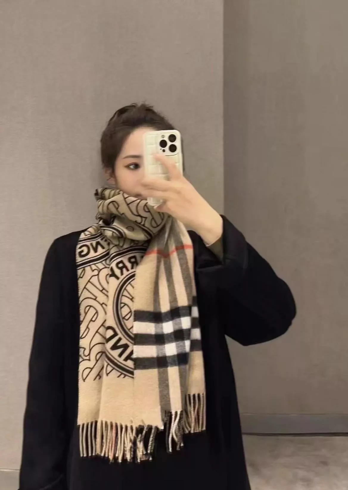 Burberry｜米色 經典雙面羊絨圍巾｜格紋 × 字母印花・蘇格蘭精紡系列