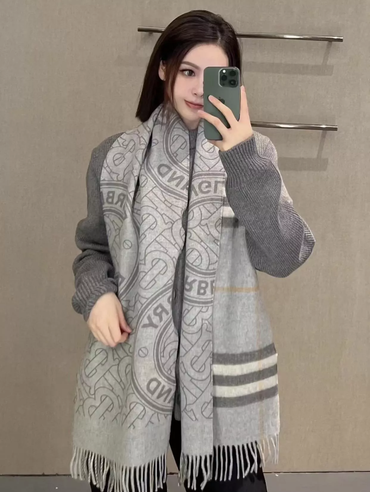 Burberry｜灰色 經典雙面羊絨圍巾｜格紋 × 字母印花・蘇格蘭精紡系列