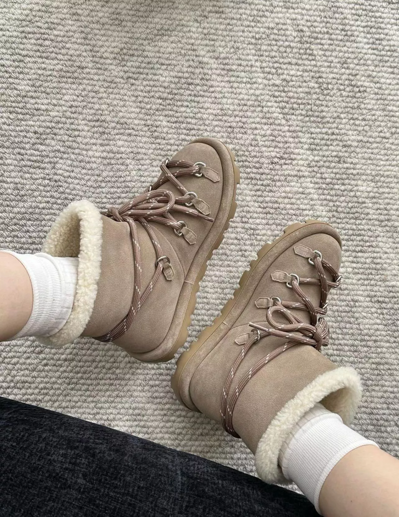 MiuMiu｜秋冬新款羊毛一體雪地靴｜柔軟厚底款・舒適保暖必收