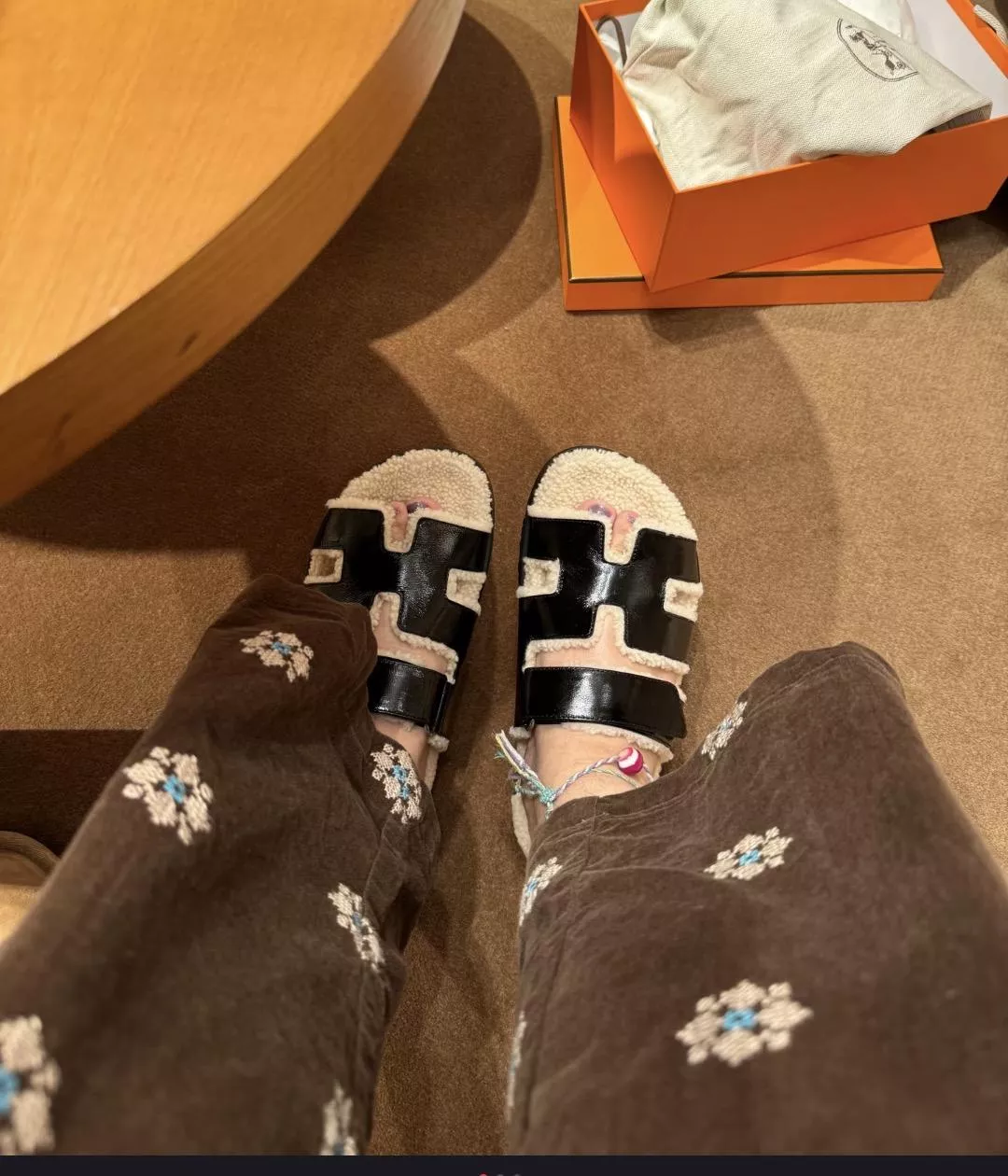 Hermès｜『經典二舅拖/毛毛拖』・黑色油蠟皮革＋羊羔毛內裡保暖款｜秋冬質感