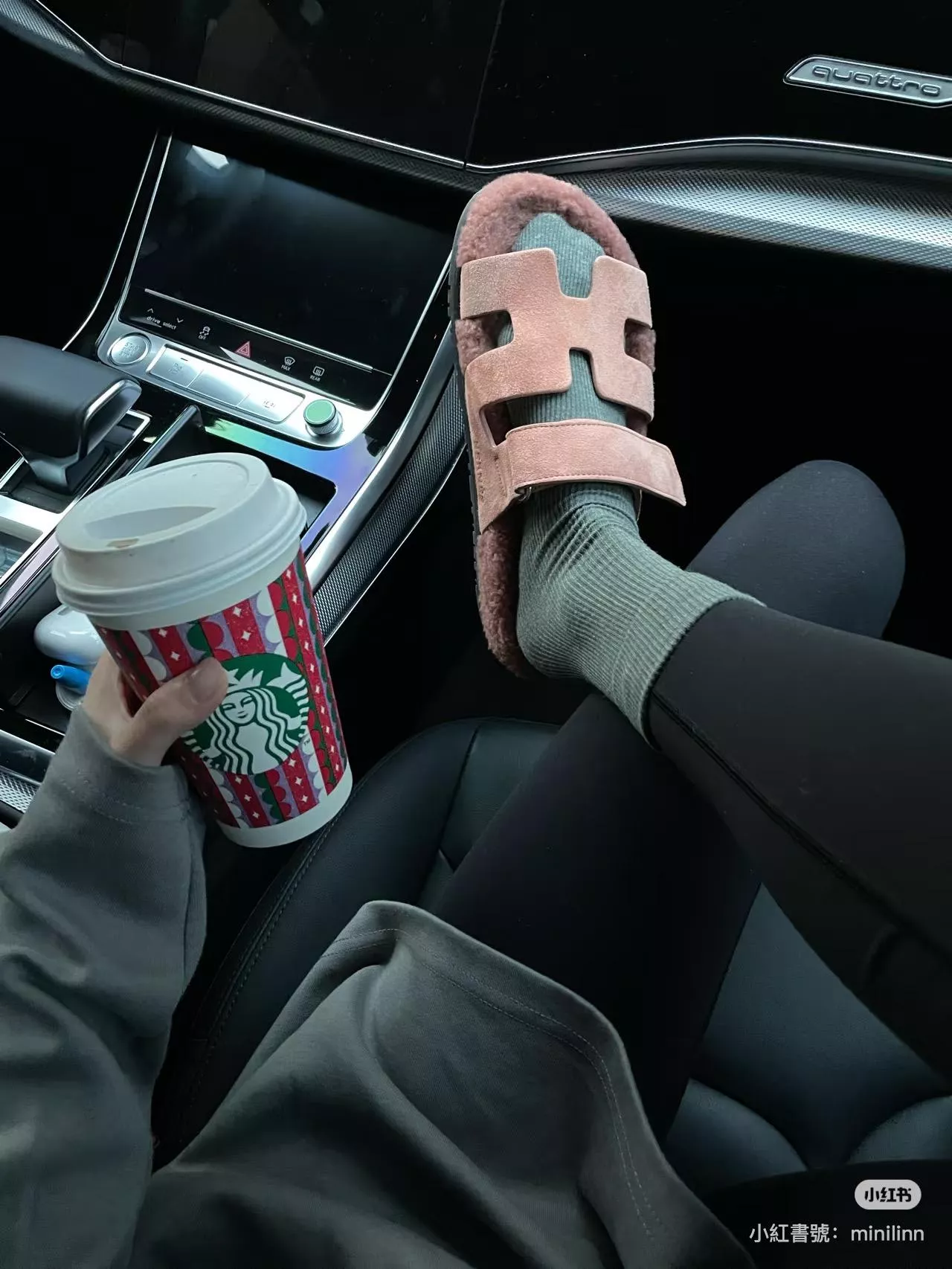 Hermès｜『經典二舅拖/毛毛拖』・豆沙粉麂皮＋羊羔毛內裡保暖款｜秋冬質感