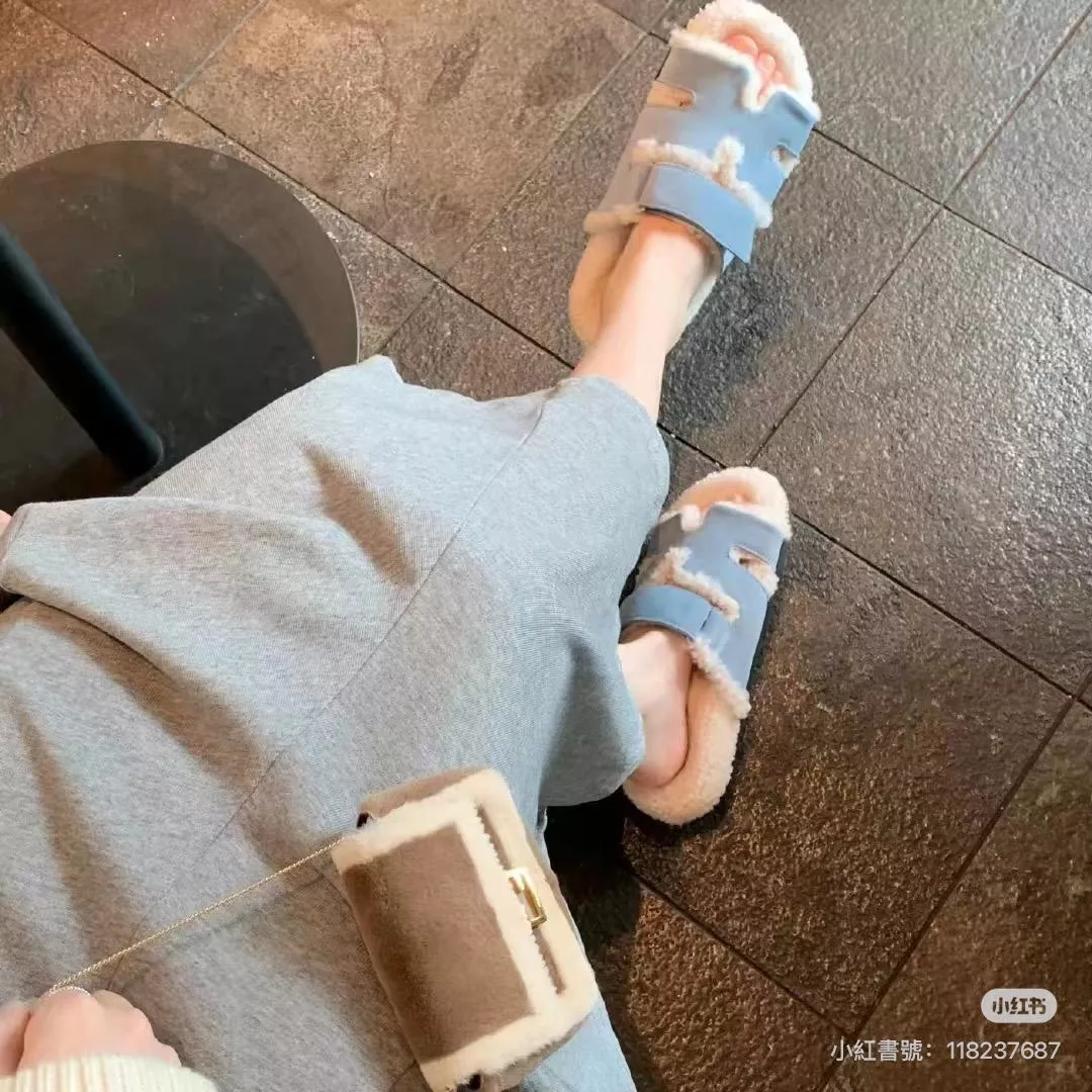 Hermès｜『經典二舅拖/毛毛拖』・天藍色麂皮＋羊羔毛內裡保暖款｜秋冬質感