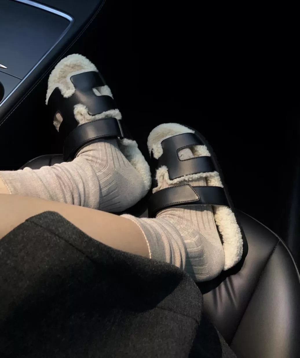 Hermès｜『經典二舅拖/毛毛拖』・黑色真皮＋羊羔毛內裡保暖款｜秋冬質感