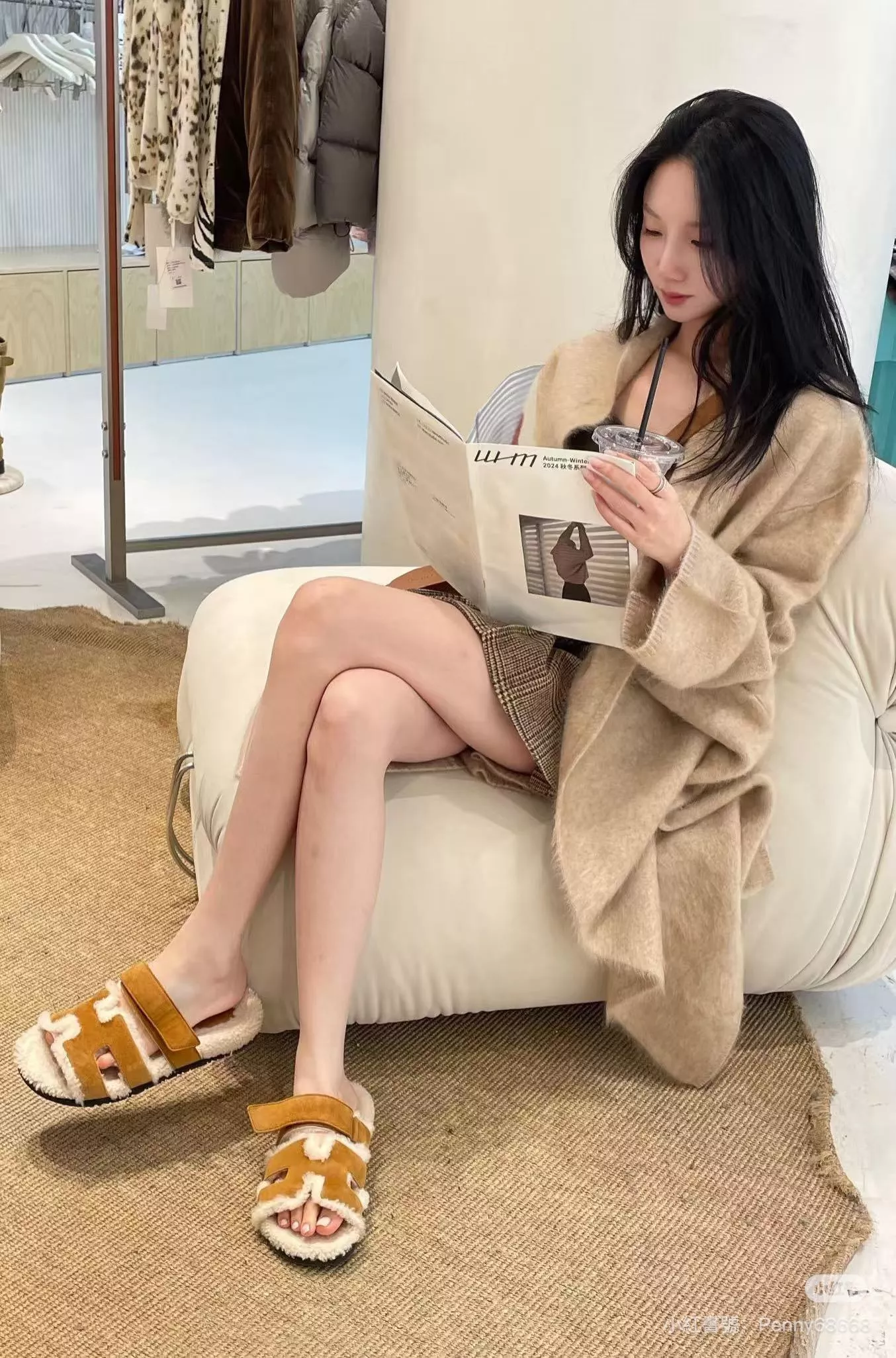 Hermès｜『經典二舅拖/毛毛拖』・金棕色麂皮＋羊羔毛內裡保暖款｜秋冬質感