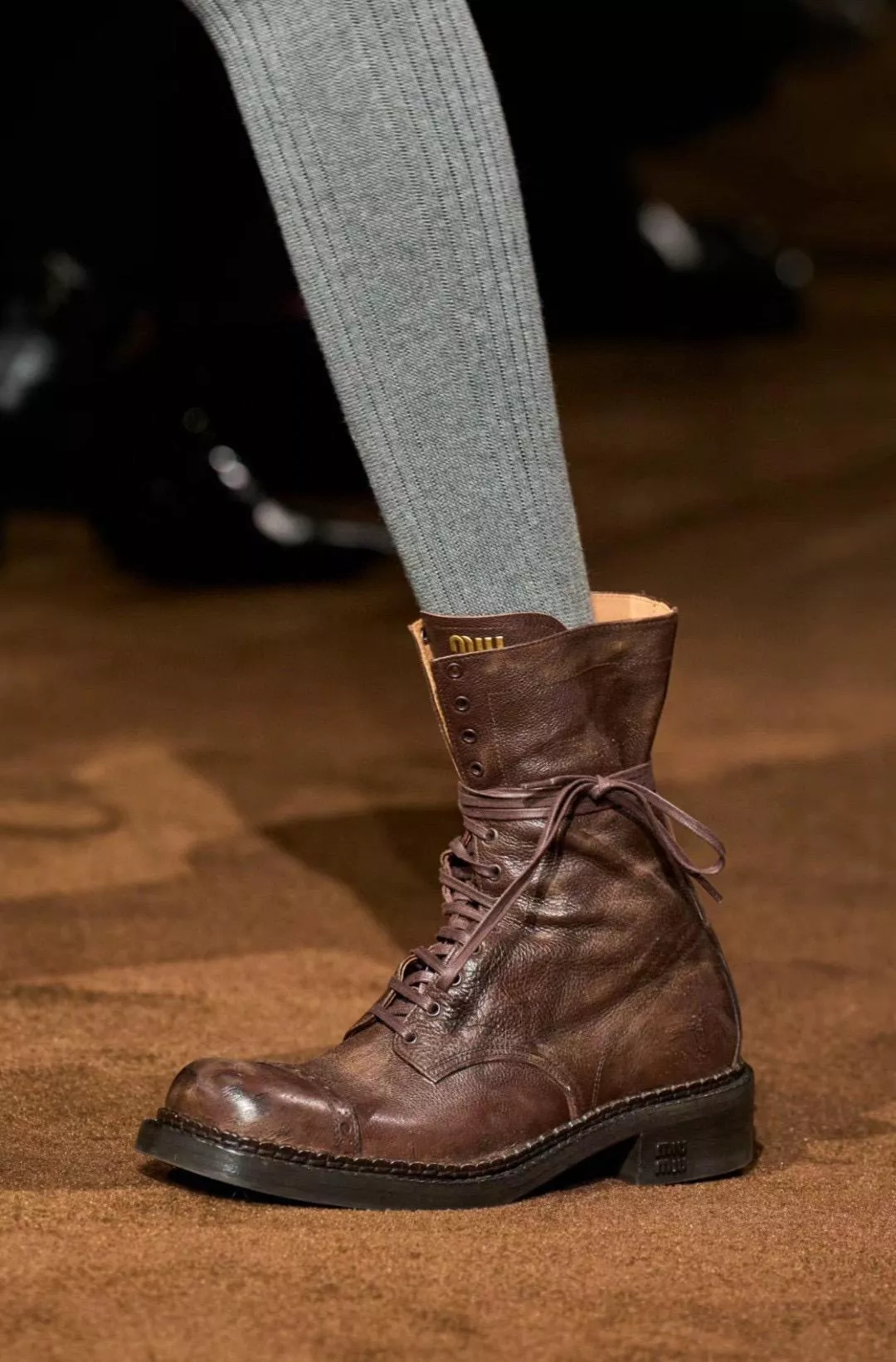 Miu Miu｜秋冬『美拉德復古機車風馬丁靴』做舊胎牛皮・手工擦色・復古靴