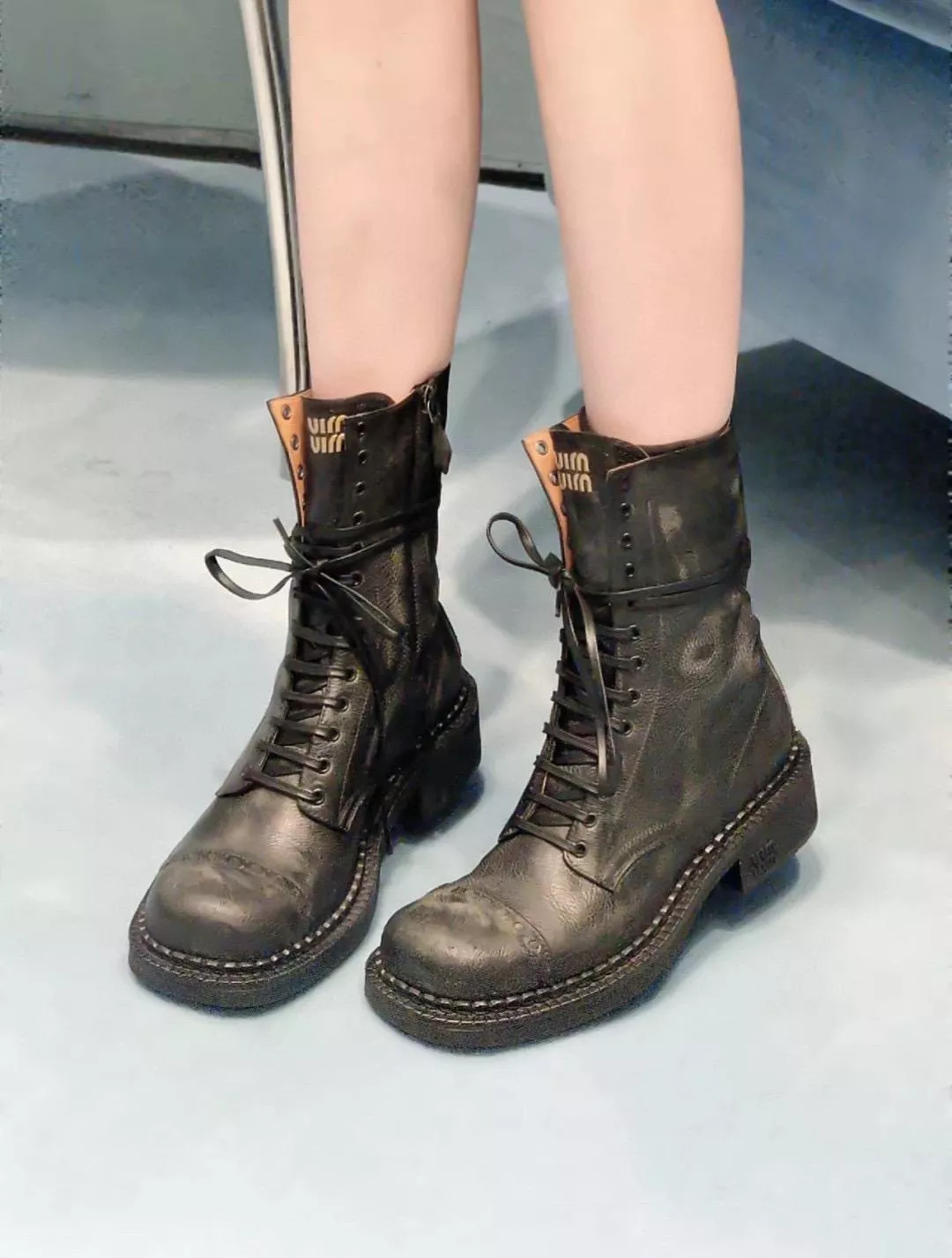 Miu Miu｜秋冬『美拉德復古機車風馬丁靴』黑色 做舊胎牛皮・手工擦色・復古靴