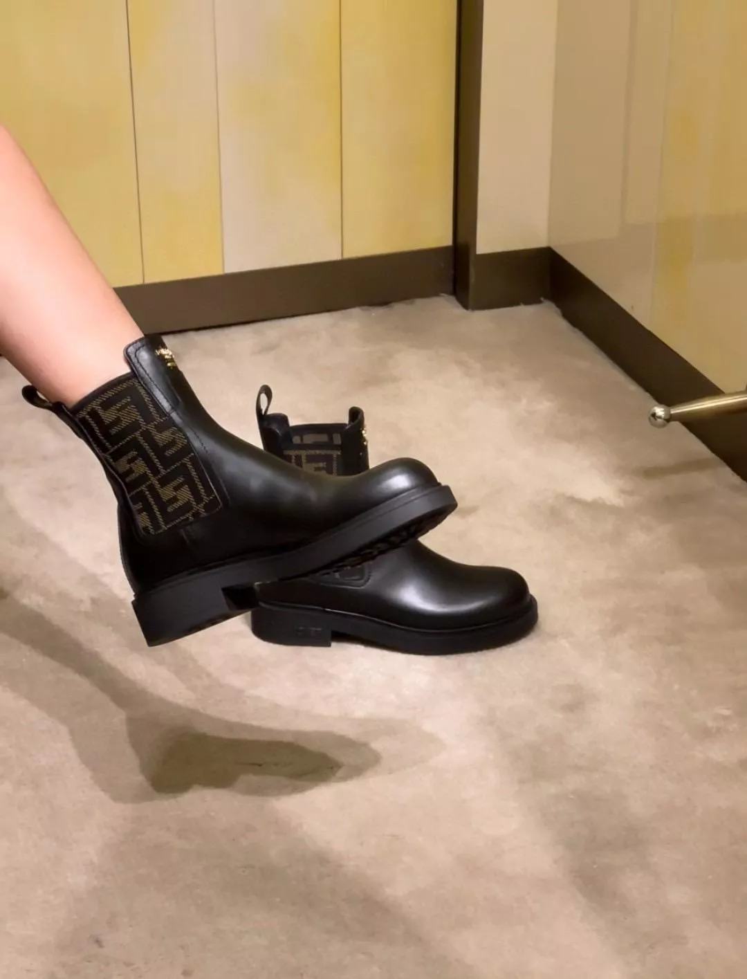 Fendi｜『Filo 老花切爾西短靴』進口牛皮機車風・一腳蹬百搭靴