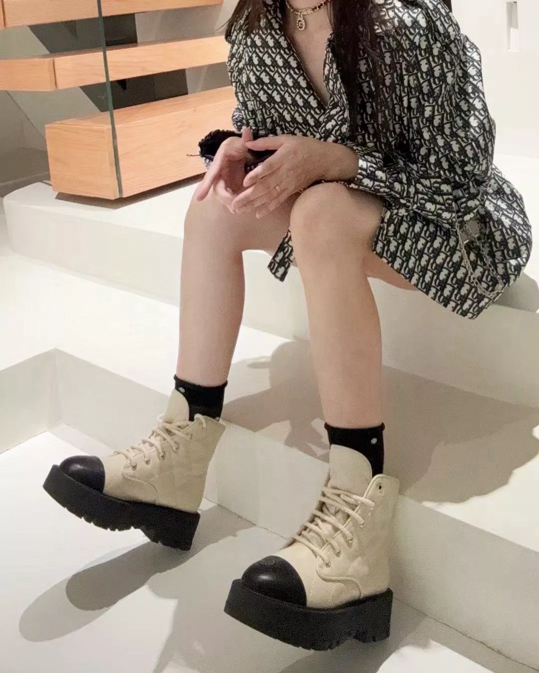 Chanel｜24B 奶白色『雙C菱格厚底短靴』義大利皺感羊皮・經典版