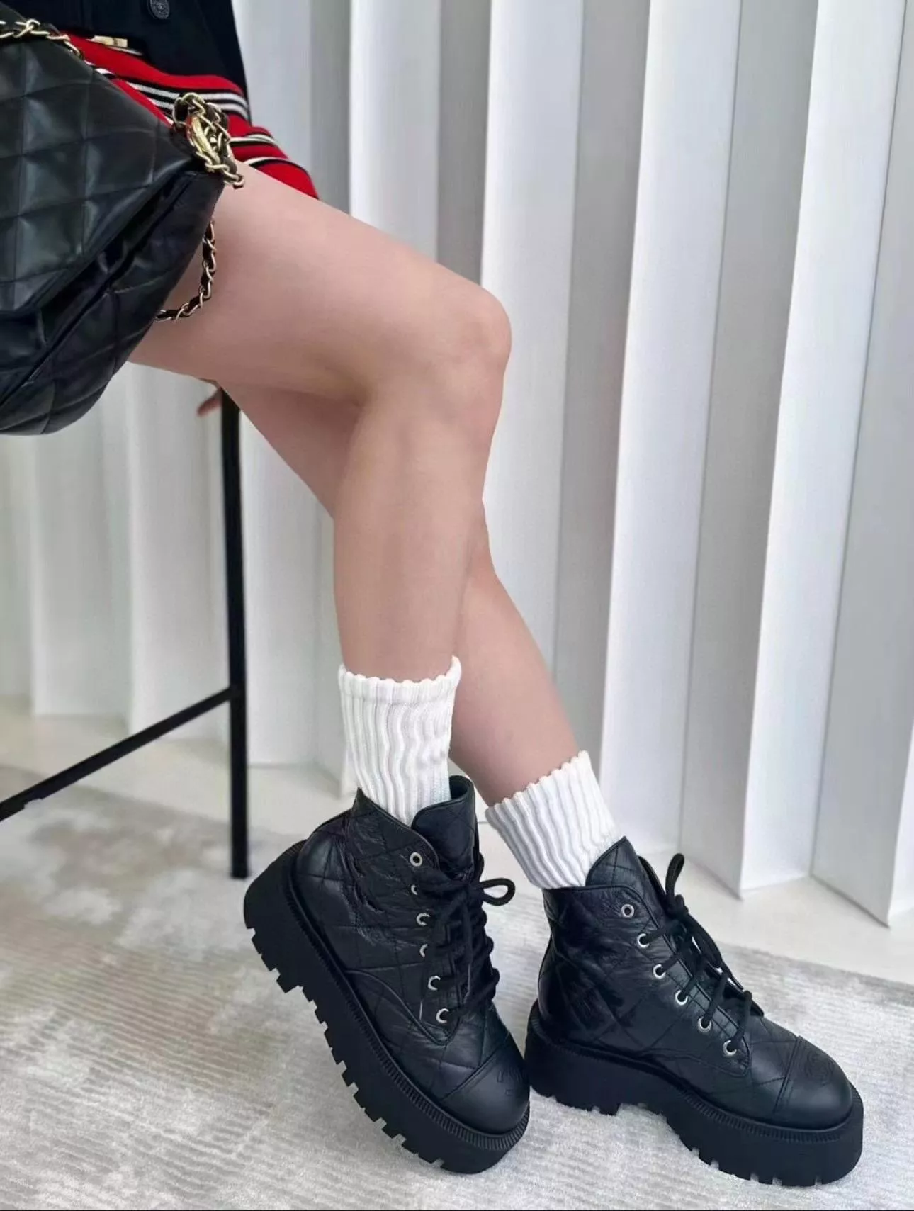 Chanel｜24B 黑色『雙C菱格厚底短靴』義大利皺感羊皮・經典版