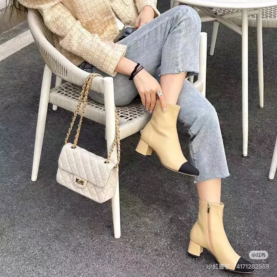 Chanel｜經典米色 拼接裸靴『雙C粗跟彈力短靴』5cm跟高・優雅百搭款