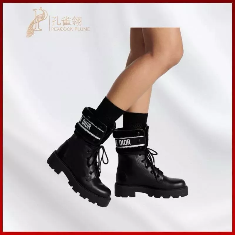 Dior｜黑色刺繡拼接馬丁靴・羊毛植絨升級版｜暖感氛圍 × 酷颯造型