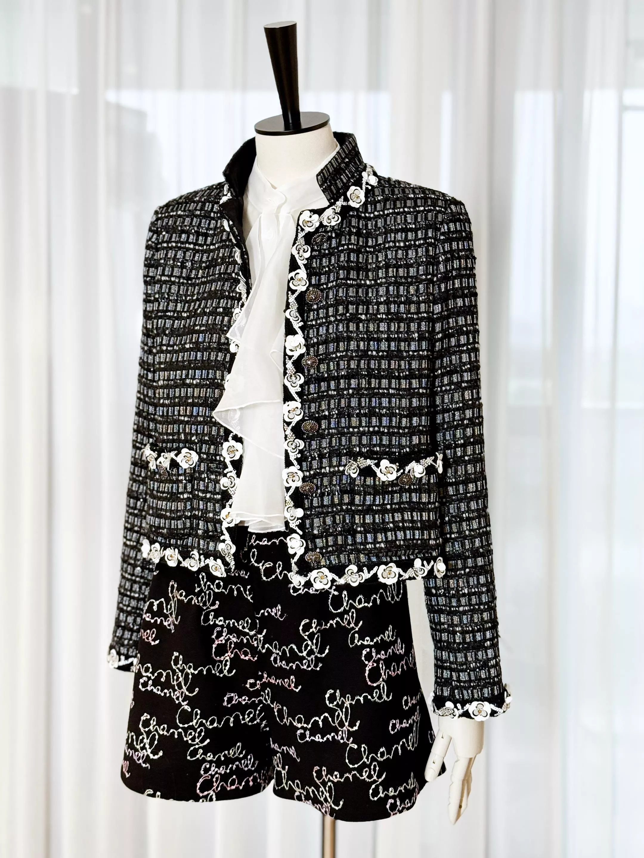 Chanel 25A｜立體花朵亮片刺繡粗花呢短夾克・黑灰款 36-42