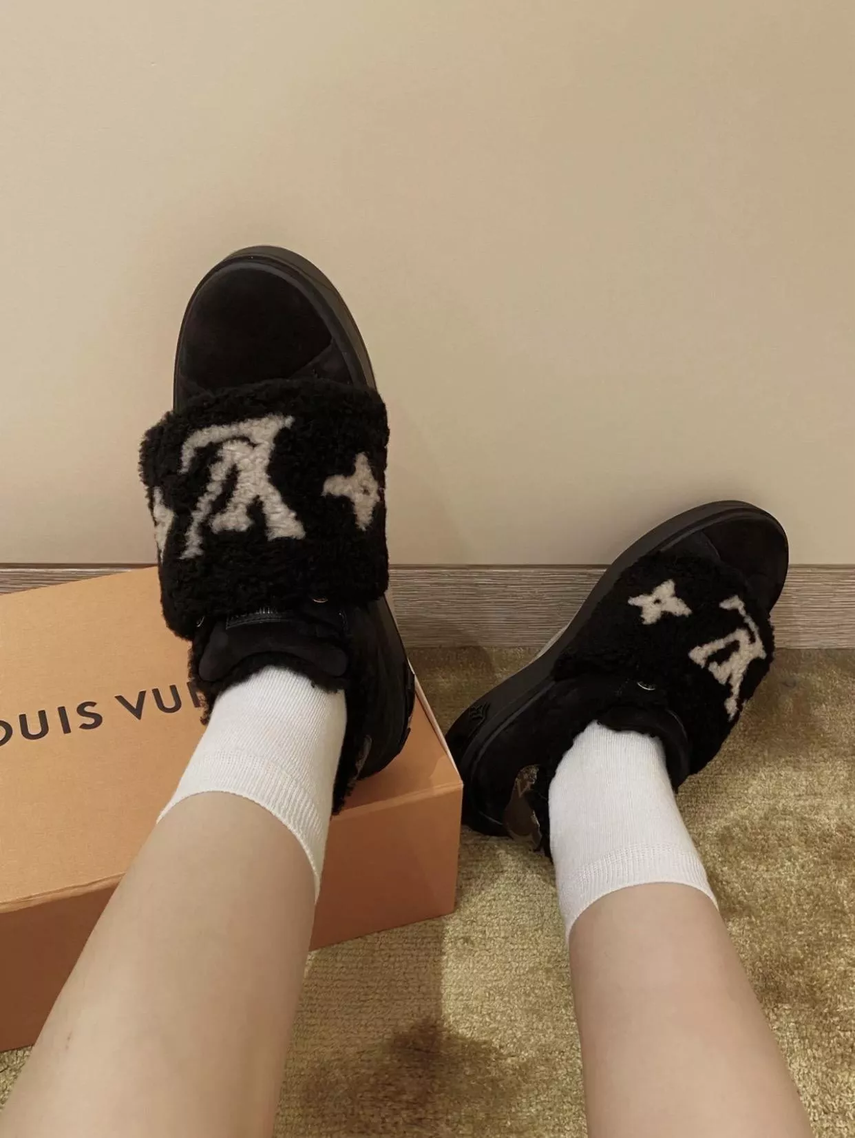 秋冬限定款｜黑色 Time Out 系列羊羔毛休閒鞋（羊毛皮毛一體款）