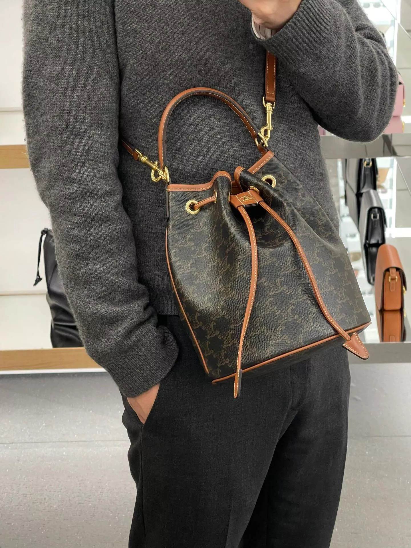 CELINE 老花水桶包 TEEN CLARA 標誌印花手袋（型號121672）