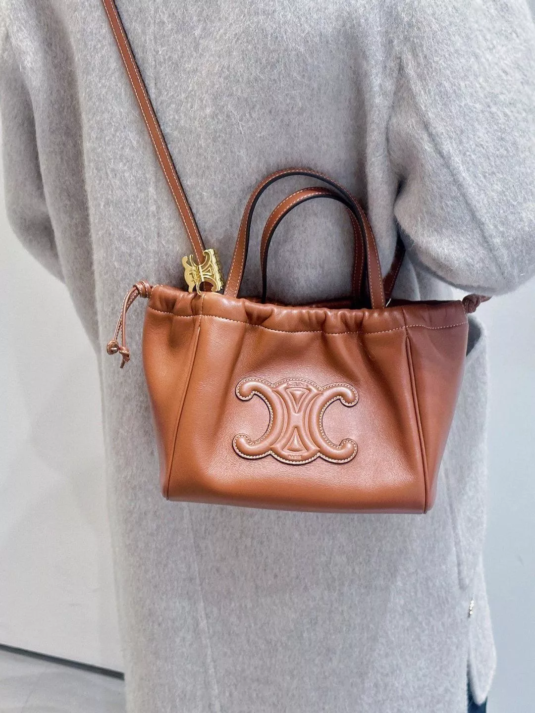 CELINE Cabas Triomphe 全皮浮雕凱旋門抽繩包 棕色/小號（型號111013）