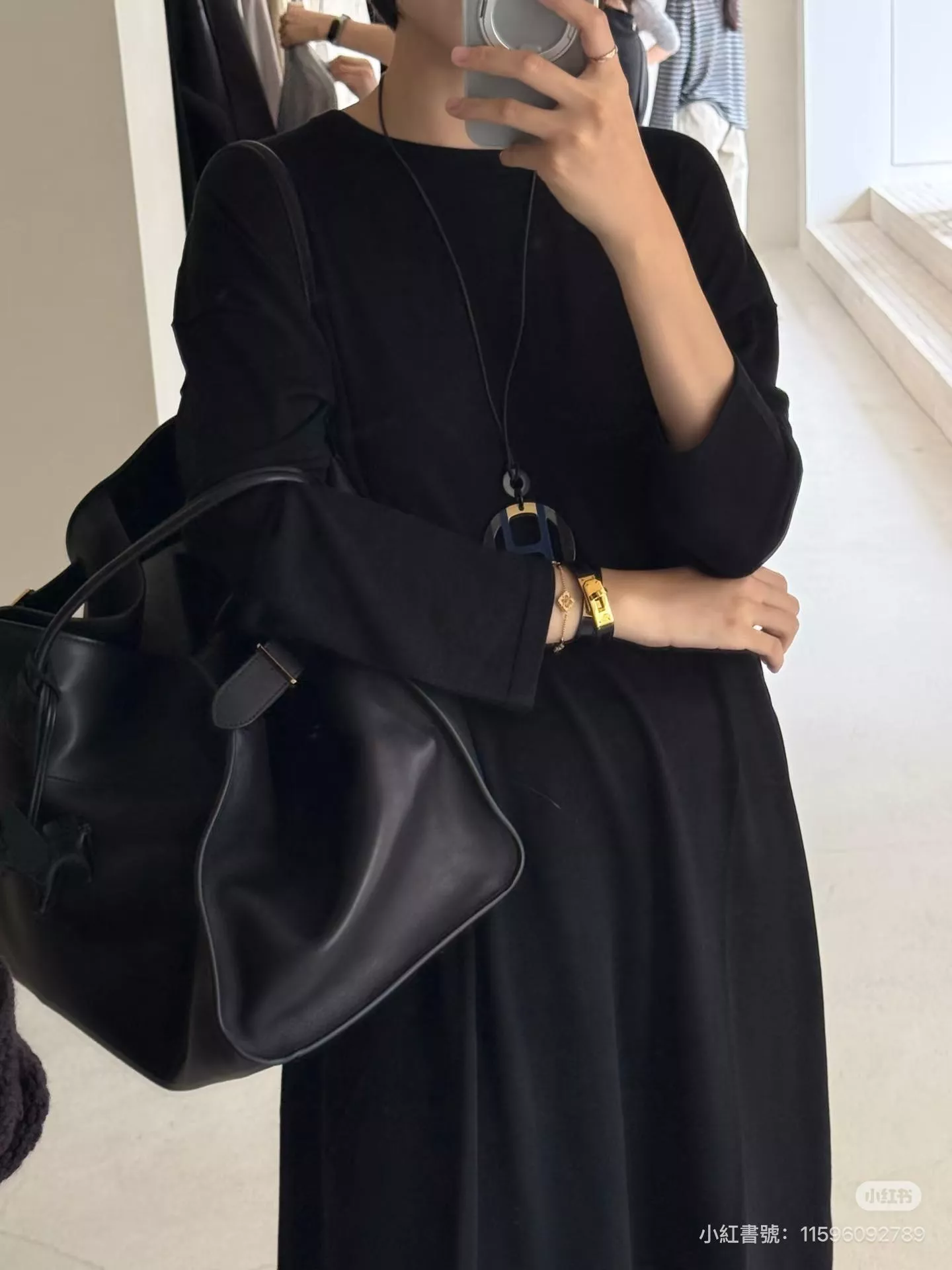 The Row Margaux 17  平紋托特包 （黑色）Margaux 17 dark brown saddle leather bag