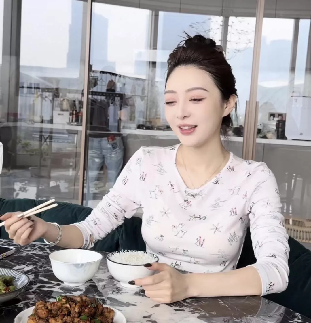 CHANEL 25N 滑雪系列 圓領款 滑雪人物印花打底衫｜36/38/40