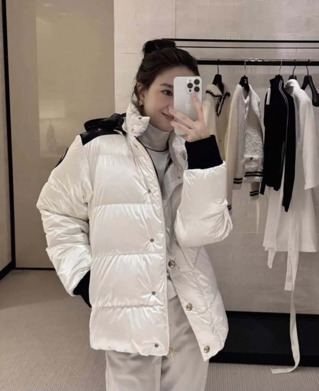 CHANEL （白色） Coco Neige系列羽絨外套｜高蓬鬆白鴨絨保暖款 36/38/40