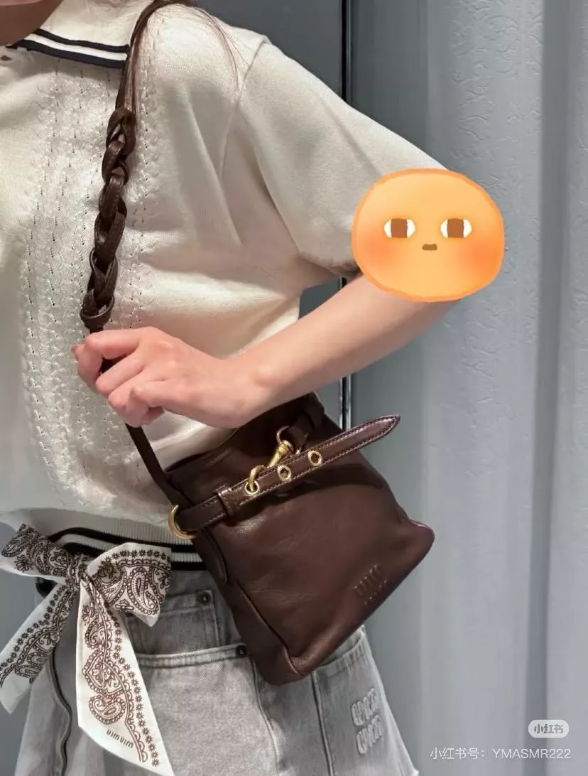 Miu Miu 新款小福袋水桶包 （石楠木色）納帕軟皮化妝袋 17*19cm