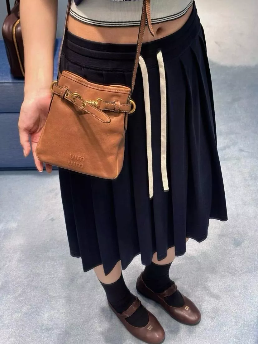 Miu Miu 新款小福袋水桶包 （棕色）納帕軟皮化妝袋 17*19cm