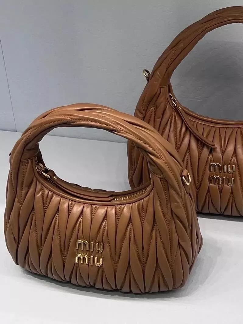 Miu Miu｜（干邑色） Wander Matelassé 羊皮迷你手提包5BP078