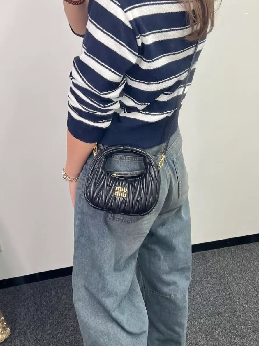 Miu Miu｜（黑色） Wander Matelassé 羊皮迷你手提包5BP078