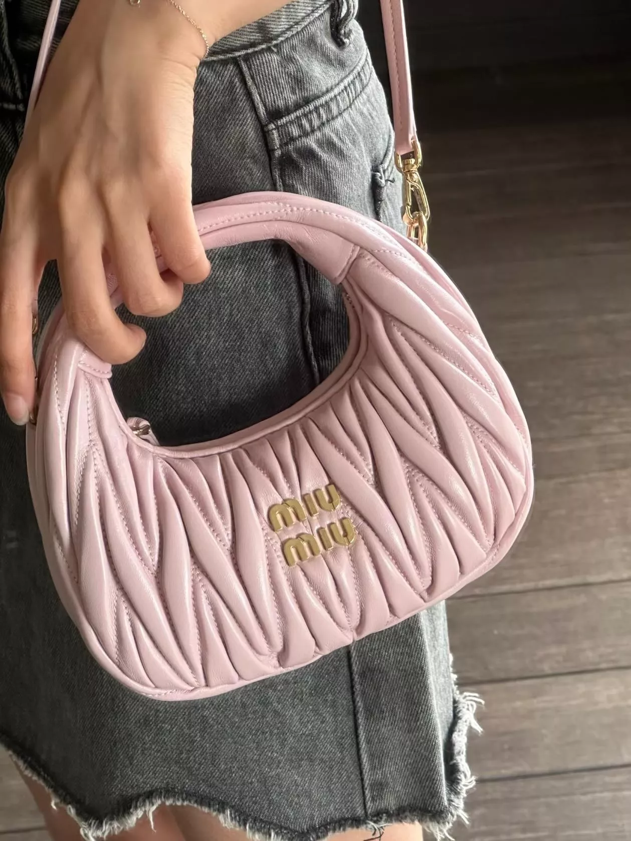 Miu Miu｜（粉色） Wander Matelassé 羊皮迷你手提包5BP078