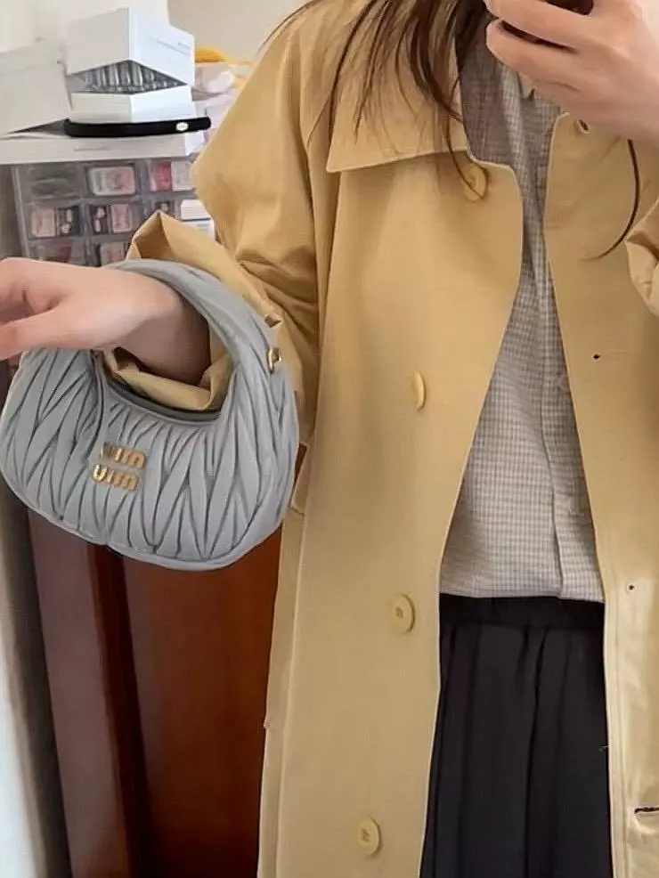 Miu Miu｜珍珠灰（銀灰藍） Wander Matelassé 羊皮迷你手提包5BP078