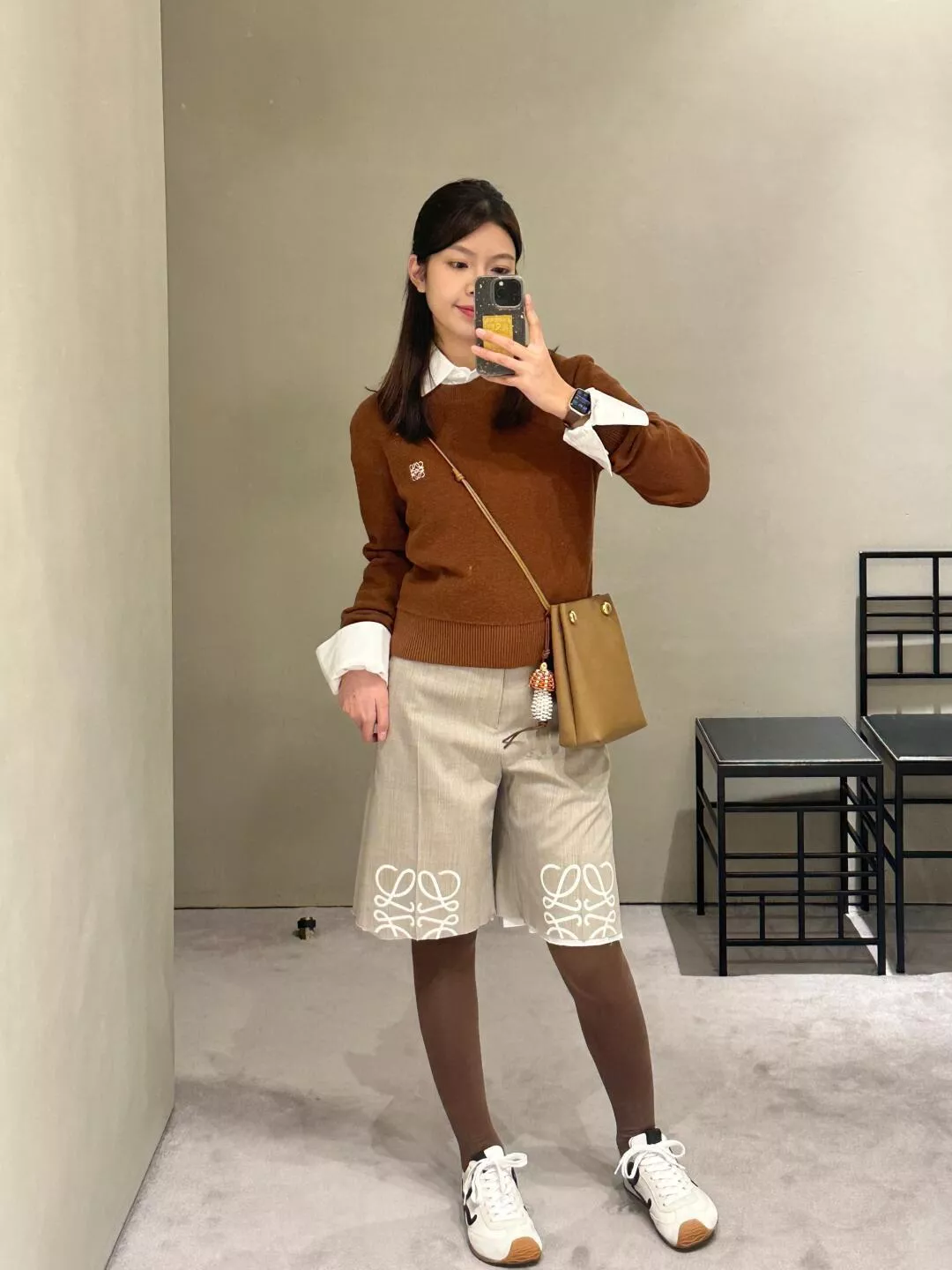 LOEWE｜Pebble Pouch 手袋 水桶包（橡木色）17cm