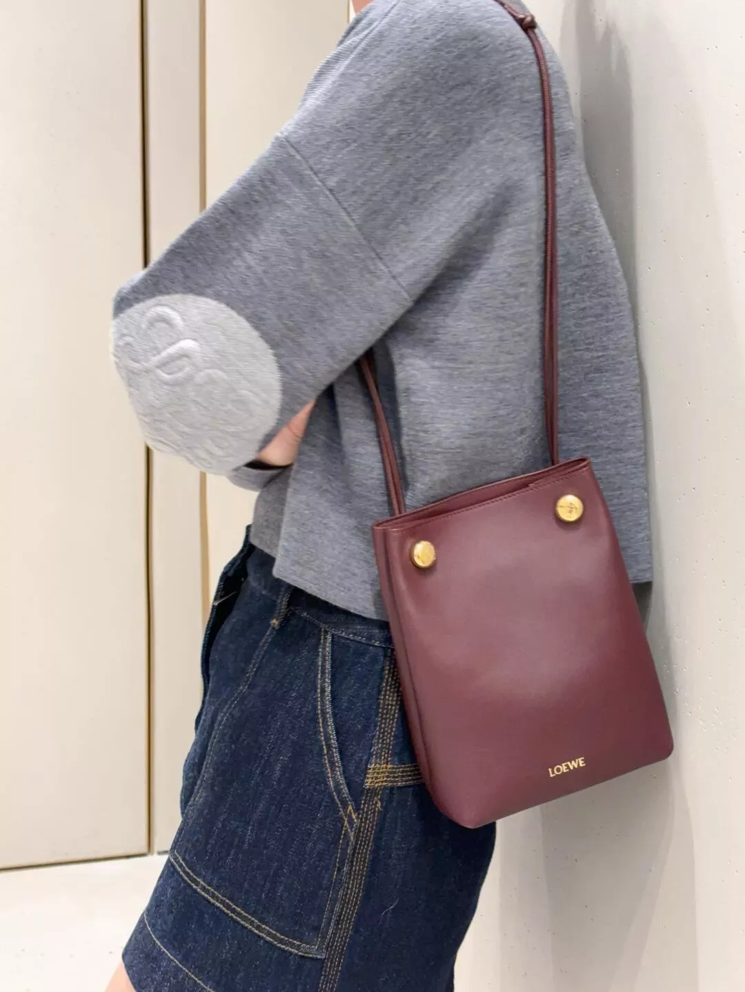 LOEWE｜Pebble Pouch 手袋 水桶包（酒紅色）17cm