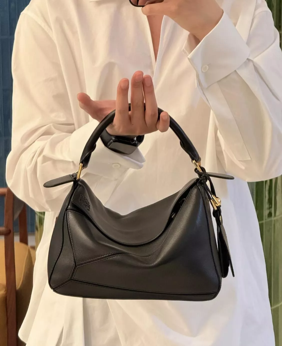 LOEWE｜（納帕羊皮・黑色） Puzzle Small Featherlight 手袋 24cm