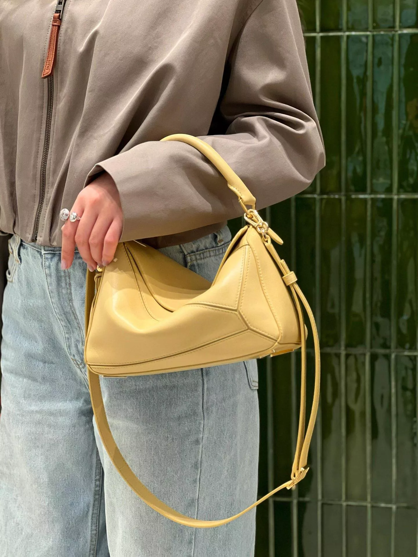 LOEWE｜（納帕羊皮・奶油黃） Puzzle Small Featherlight 手袋 24cm