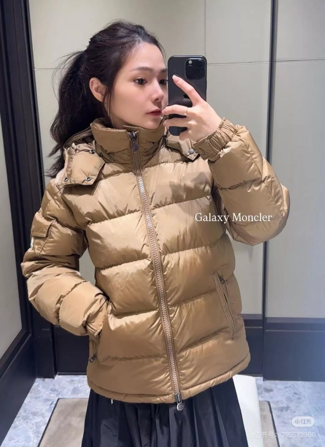 Moncler 男女同款 卡其色/啞光 70周年限定版羽絨服｜經典MAYA剪裁｜90白鵝絨填充｜0-4碼