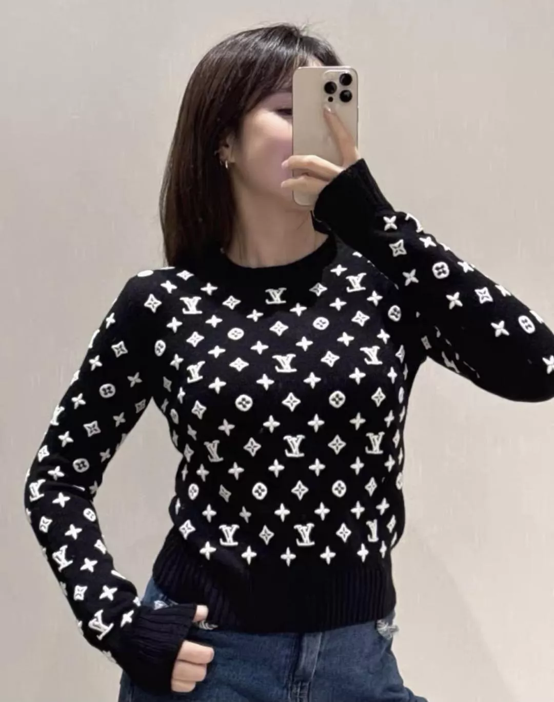 LV 黑底x白刺繡 立體3D紋理刺繡針織衫 上身挺版修飾身形 S/M/L碼