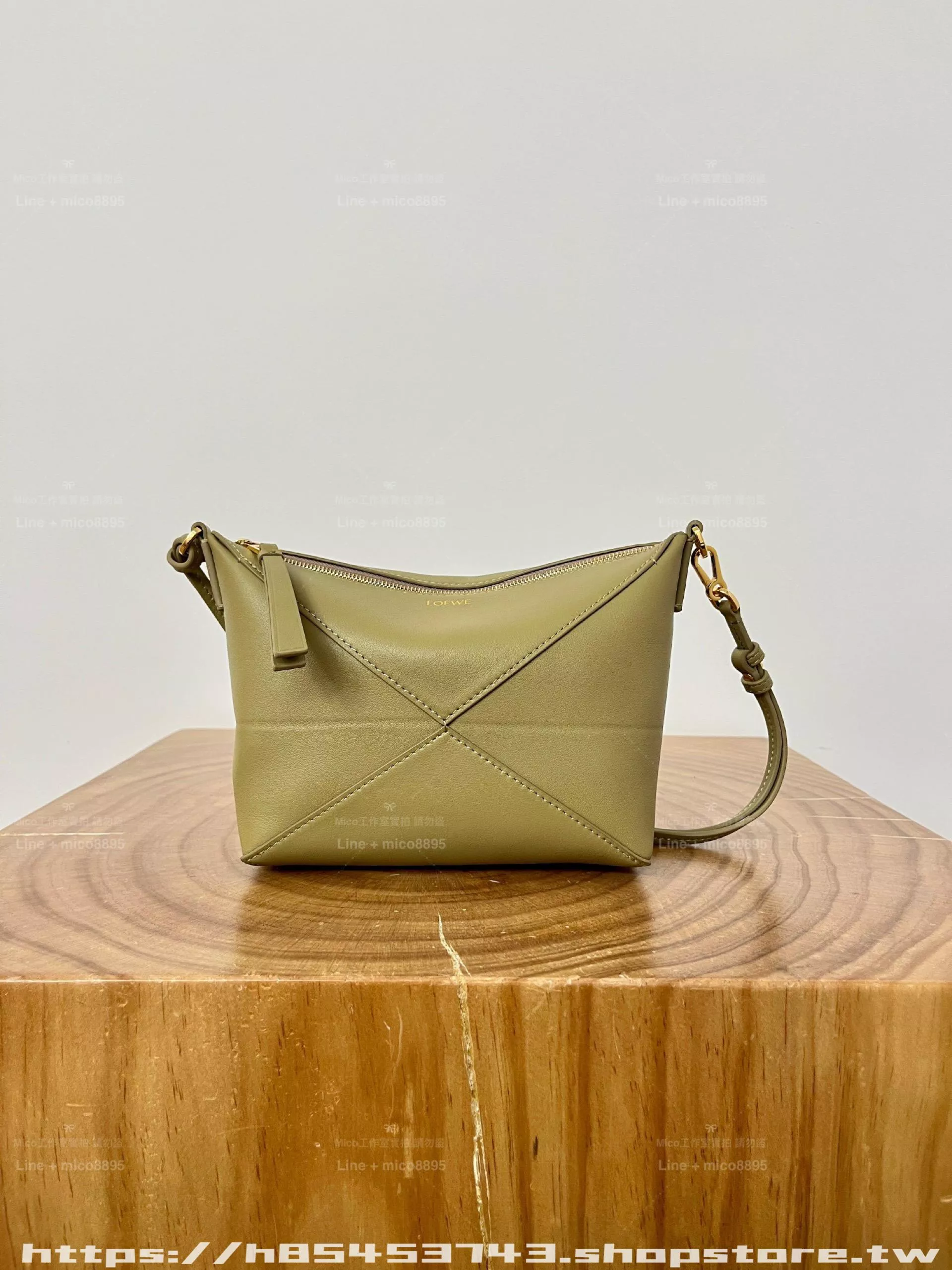 LOEWE｜極簡款 Puzzle Fold Pouch 手袋（卡其綠）23cm