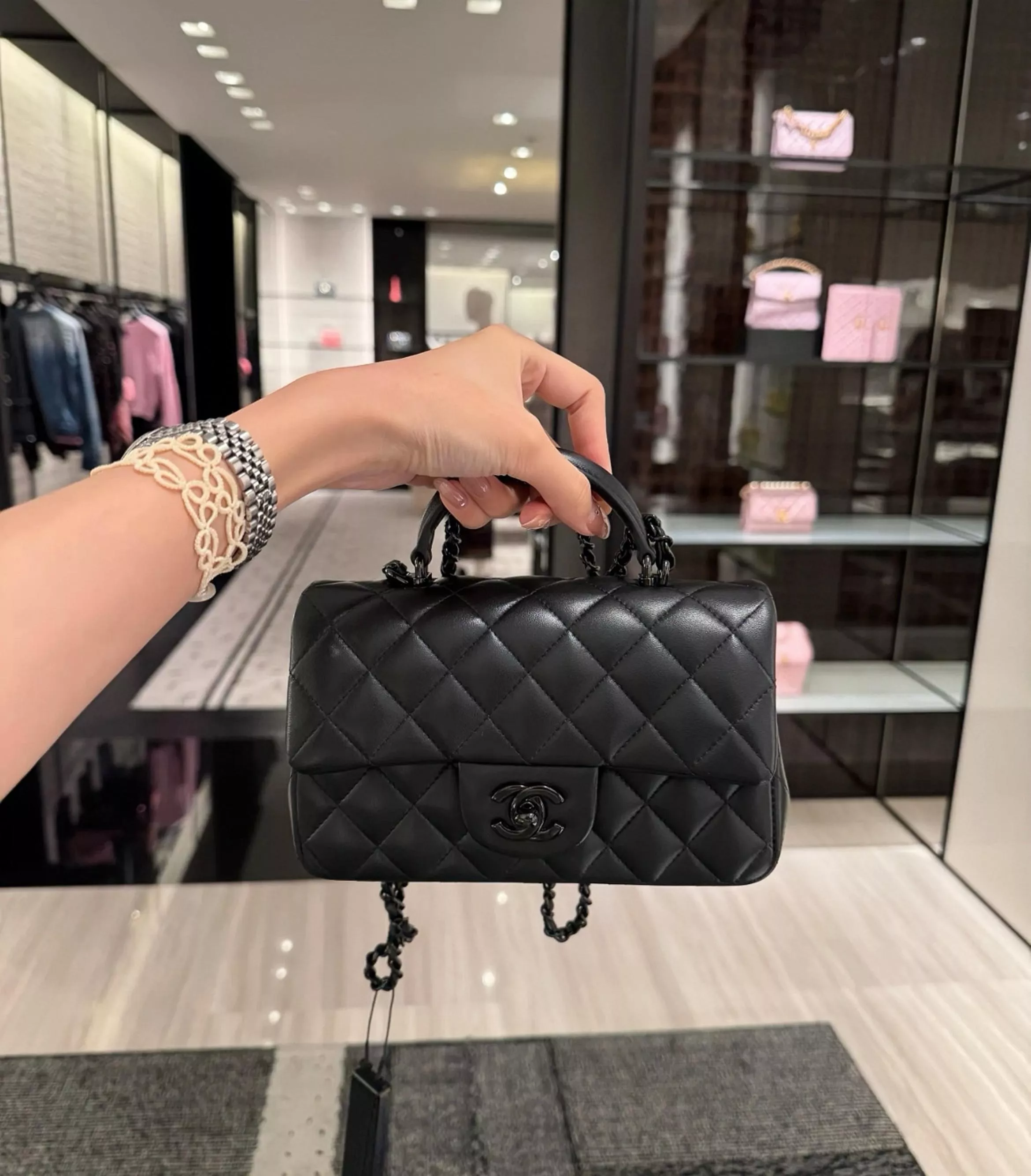 25P 季節色 黑色小羊皮/槍釦 So Black CF 大Mini 口蓋包 20cm