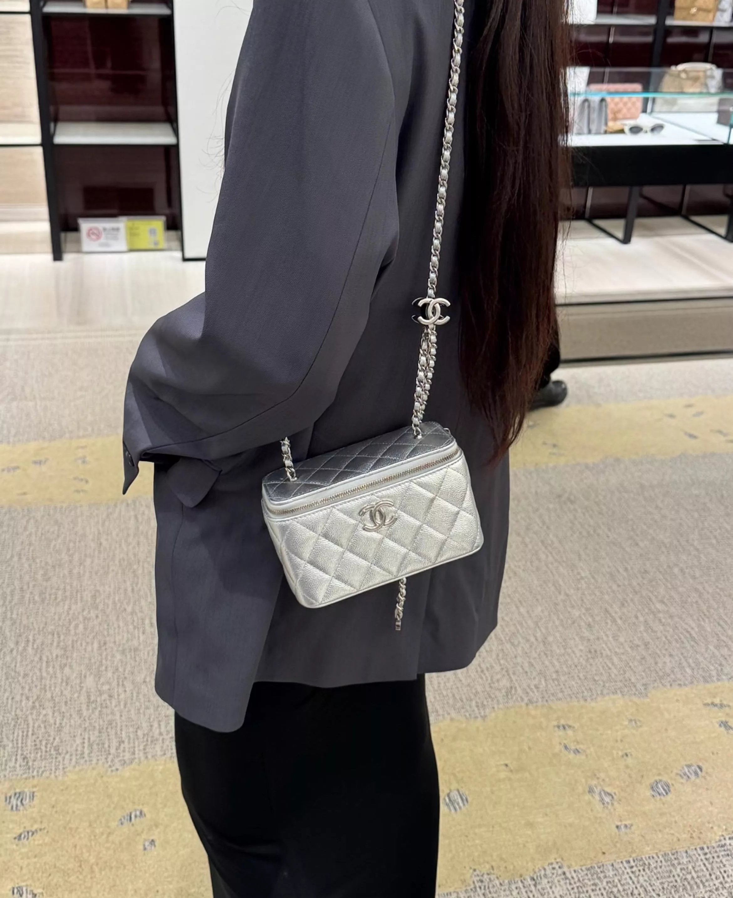 25B 秋冬雙C調節扣化妝包 金屬銀/牛皮 荔枝皮（10×15×8cm）