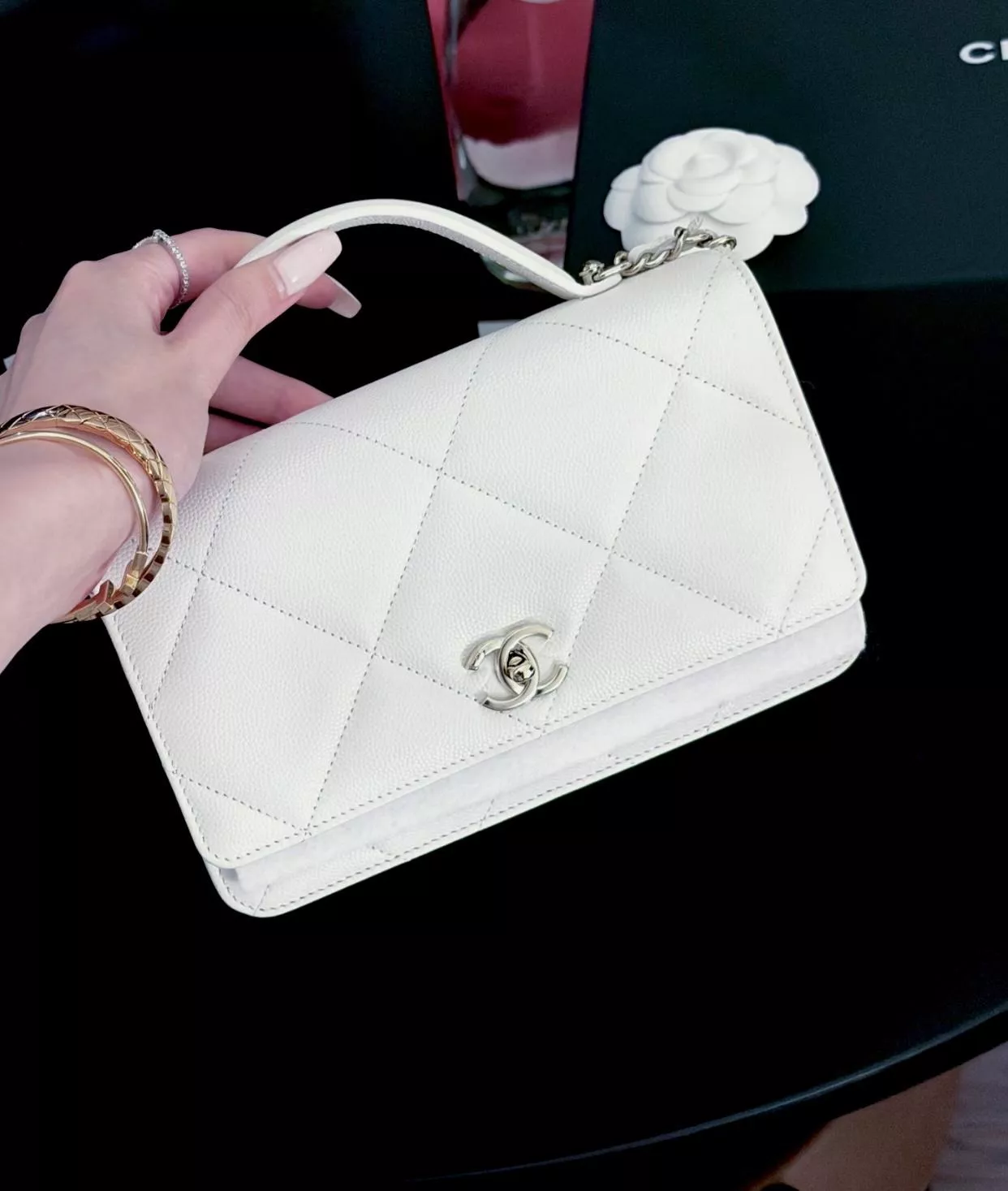 25K 秋冬大菱格 WOC 鏈條包 魚子醬牛皮/白色/淡金釦 （12×19.3×3.5cm）