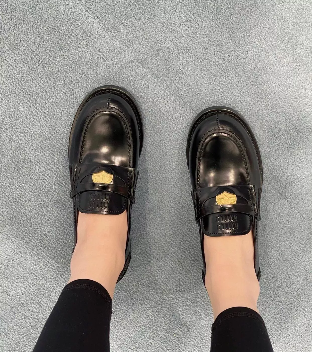 MiuMiu 金幣樂福鞋｜開邊珠牛皮 復古英倫學院風 女士真皮樂福鞋（35–40碼）