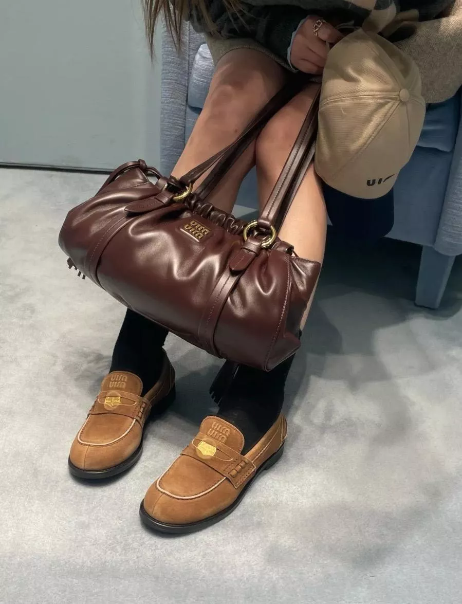 MiuMiu 金幣樂福鞋｜高絲光牛反絨 復古英倫學院風 女士真皮樂福鞋（35–40碼）