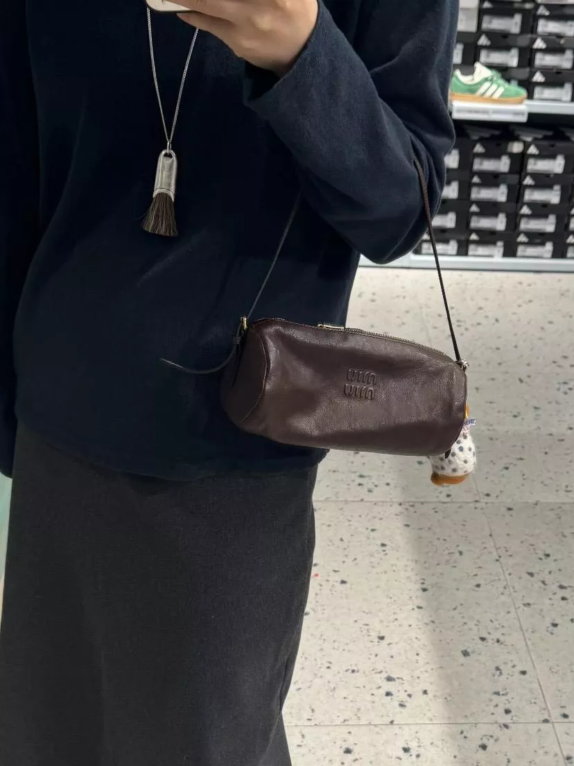 Miu Miu （石楠木色）迷你小圓筒包 筆筒包 Nappa羊皮軟糯質感 mini手袋（21.5×9×9cm）納帕皮革化妝袋